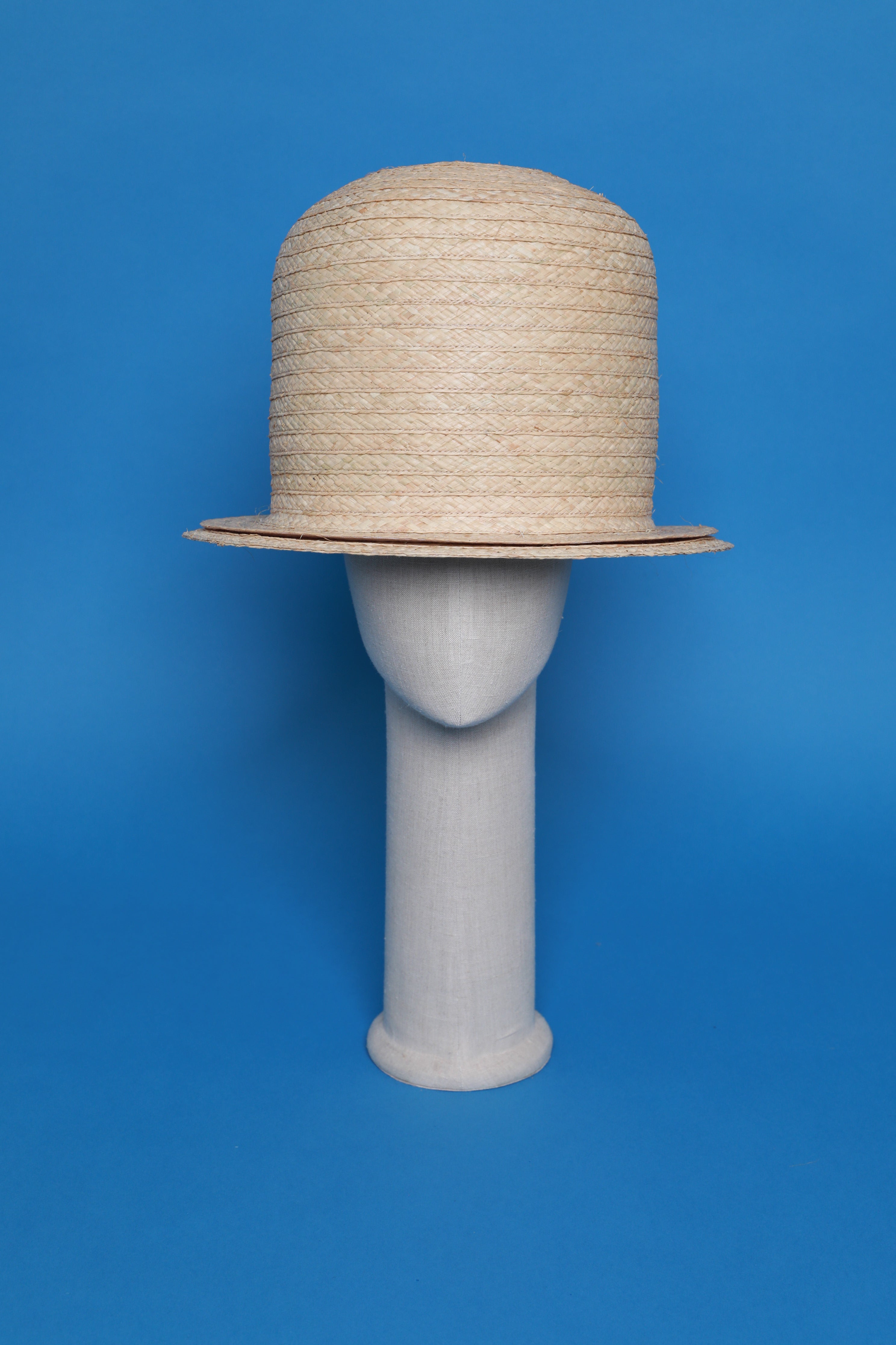 BIG BOWLER HAT IN RAFFIA