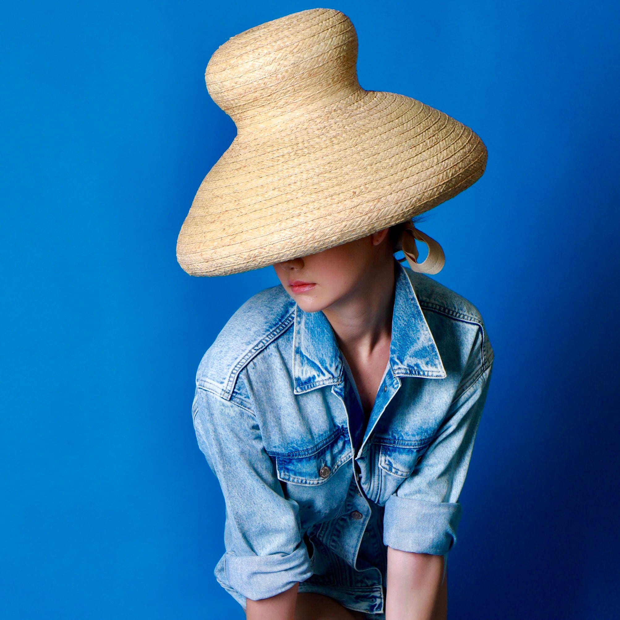 BIG LAMPSHADE HAT IN RAFFIA