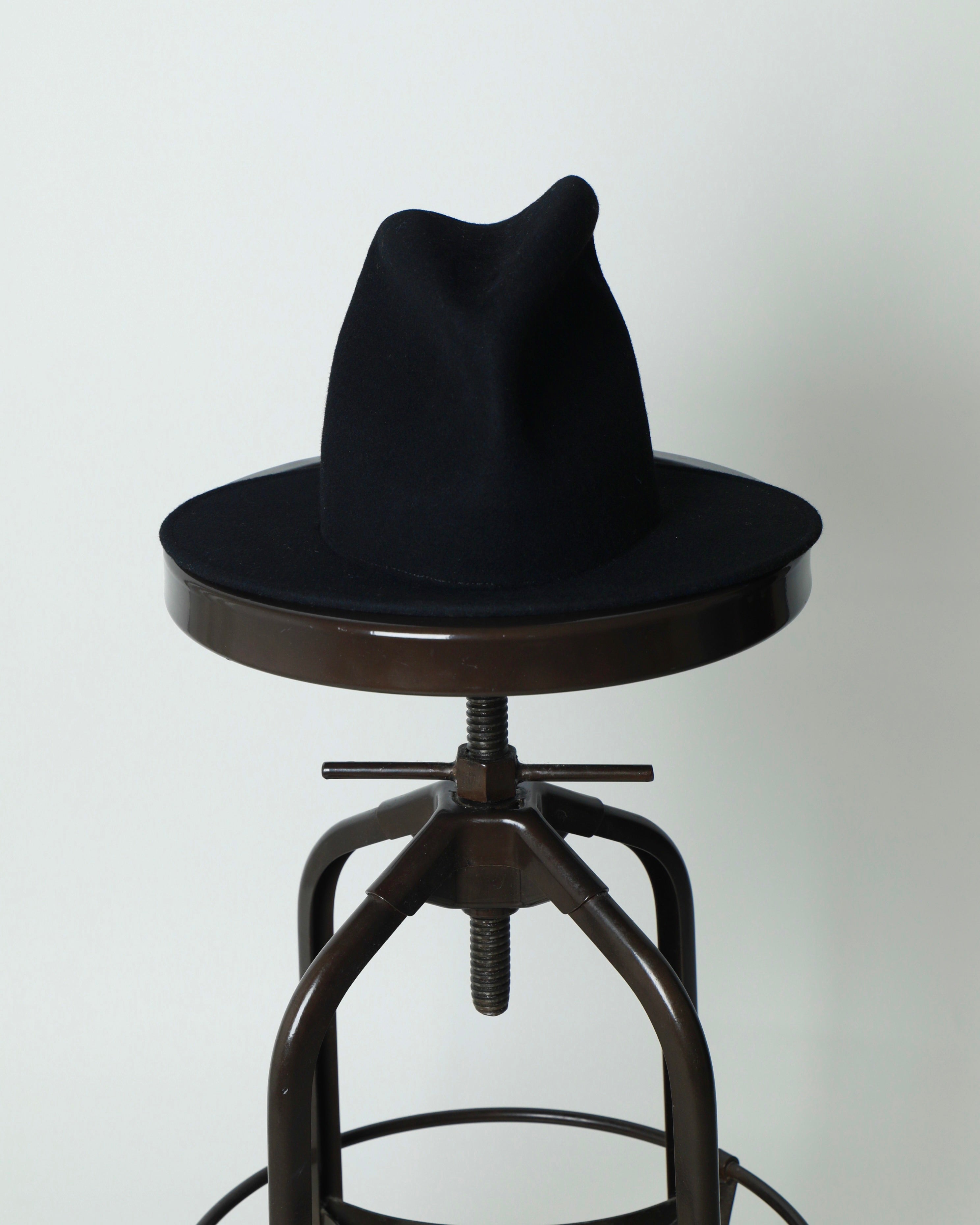YOKO OVAL BRIM HAT