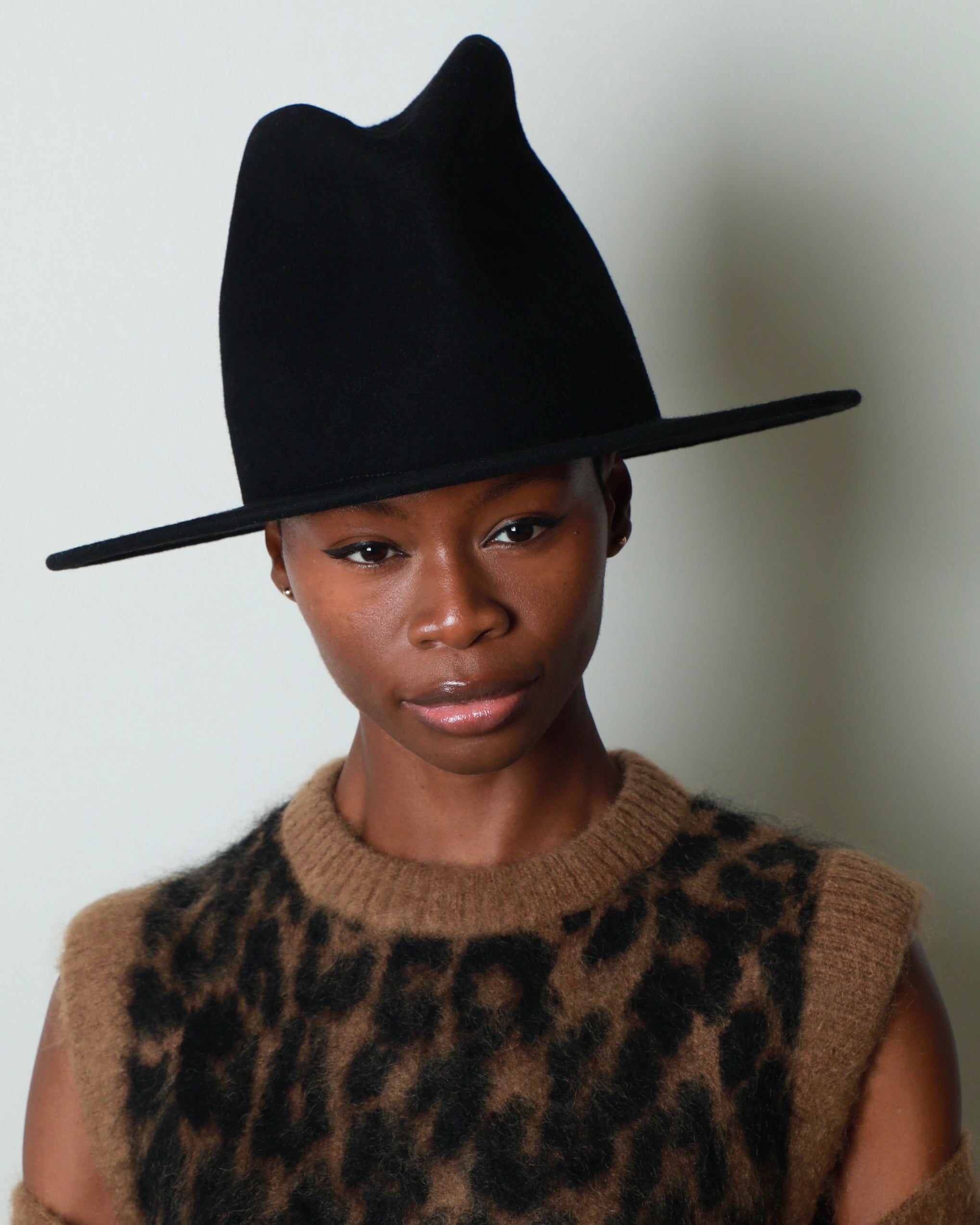 YOKO OVAL BRIM HAT