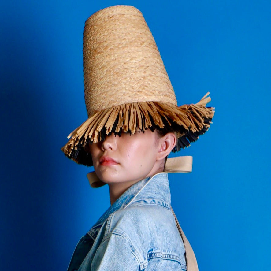 CONE FRINGED HAT IN RAFFIA